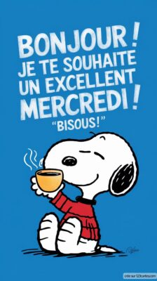 Snoopy, le chien blanc, sourit joyeusement en tenant une tasse de café, vêtu d'un pull rouge. Un fond bleu évoque une ambiance amicale.