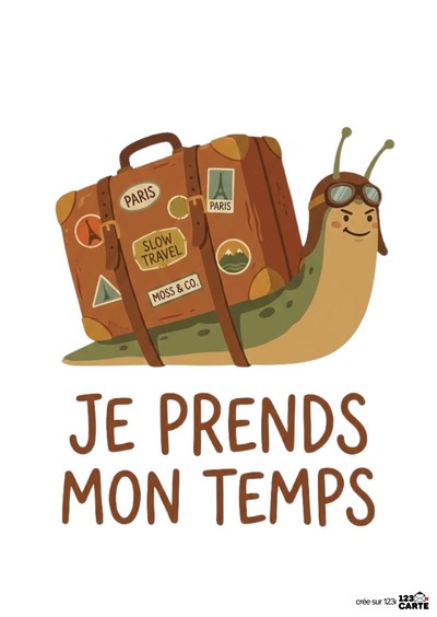 Illustration d'un escargot souriant avec un casque d'aviateur et une valise marron ornée d'autocollants « PARIS » et « SLOW TRAVEL ». Texte : « JE PRENDS MON TEMPS ». Fond blanc.