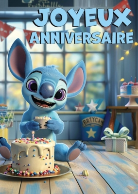 Stitch personnage animé bleu souriant tenant un cupcake devant un gâteau d'anniversaire décoré avec des ballons en arrière-plan.