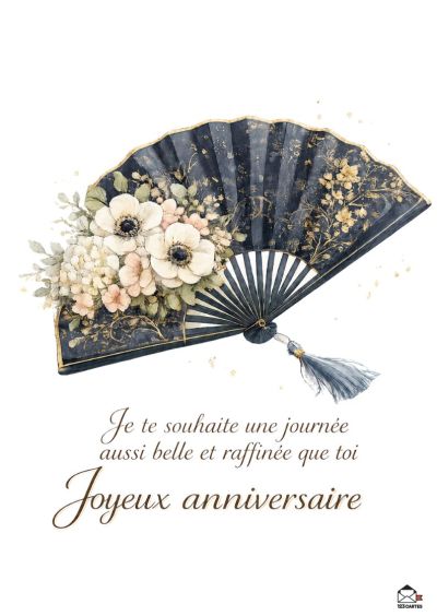 Un éventail bleu nuit orné de détails dorés et décoré de fleurs blanches, roses pâles et de feuillages verts, avec un pompon bleu clair. Le tout sur fond blanc.
