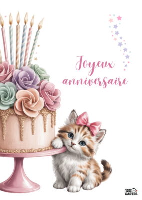 Gâteau rose élégant sur pied avec roses en sucre et chaton tigré mignon aux yeux bleus