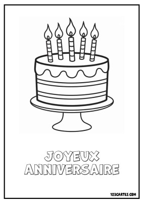 Gâteau rond avec glaçage et six bougies allumées.