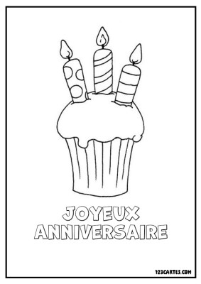 Cupcake d'anniversaire garni de trois bougies allumées et de glaçage,