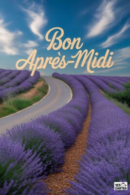 Champ de lavande en fleurs bordant une route sinueuse. Ciel bleu nuageux. Texte «&nbsp;Bon Après-Midi&nbsp;» en lettres cursives beiges. Paysage estival.
