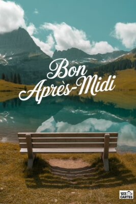 Paysage montagneux avec lac et banc de bois. Ciel bleu et nuages. Inscription «&nbsp;Bon Après-Midi&nbsp;» en blanc. Nature, détente, repos.