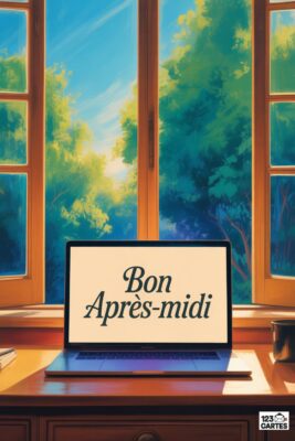 Ordinateur portable ouvert avec «&nbsp;Bon Après-Midi&nbsp;» sur écran, devant fenêtre ouverte sur paysage verdoyant. Lumière du soleil, couleurs chaudes.