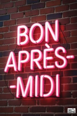 Enseigne néon rose «&nbsp;Bon Après-Midi&nbsp;» sur mur de briques rouges. Typographie lumineuse, style rétro, fond sombre.