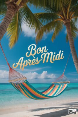 Ciel bleu, palmiers et hamac coloré sur plage. Texte «&nbsp;Bon Après-Midi&nbsp;» doré. Mer turquoise en arrière-plan. Carte postale vacances.