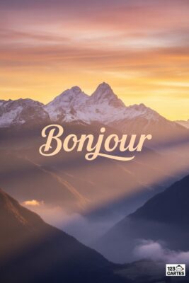 Paysage montagneux au coucher du soleil avec le mot «Bonjour» en blanc. Ciel orangé et montagnes enneigées. Vues sur les vallées brumeuses.