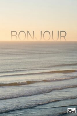 «Bonjour» écrit en lettres grises flottantes au-dessus de l’océan. Ciel orangé et dégradé. Vagues douces. Paysage marin calme et serein.