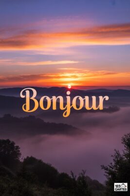Coucher de soleil aux couleurs orangées et rosées avec le mot «Bonjour» en lettres dorées. Paysage montagneux brumeux, atmosphère matinale.
