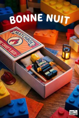 Lego pompier dans une boîte d’allumettes, entouré de blocs colorés. Une lanterne éclaire la scène. Texte «Bonne nuit» en haut.
