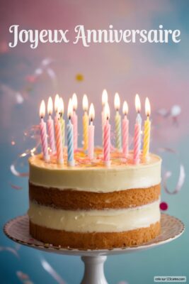 Gâteau d'anniversaire à deux étages, glaçage blanc, bougies roses, bleues et jaunes allumées, sur fond dégradé bleu-rose.