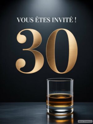 Verre de whisky sur une table avec un fond sombre et le chiffre 30 en relief doré au-dessus.