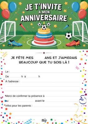 Terrain de football décoré pour un anniversaire, avec un gâteau coloré et des ballons.