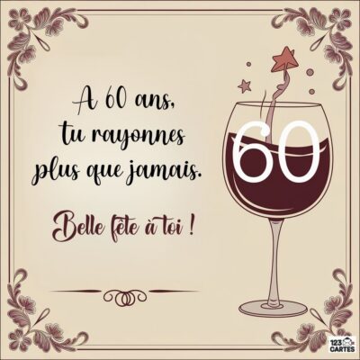 Carte anniversaire 60 ans élégante avec verre de vin rouge contenant le chiffre 60, ornements floraux vintage dans les coins, message : À 60 ans, tu rayonnes plus que jamais. Belle fête à toi ! sur fond beige