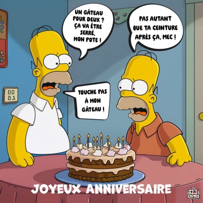 Homer et Homer Simpson discutent devant un gâteau d'anniversaire à étages avec des bougies, fond bleu. Texte humoristique : Joyeux Anniversaire.