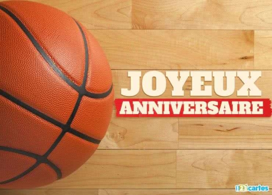 Ballon de basket orange sur fond de parquet avec le texte « Joyeux Anniversaire » en lettres blanches et rouges.