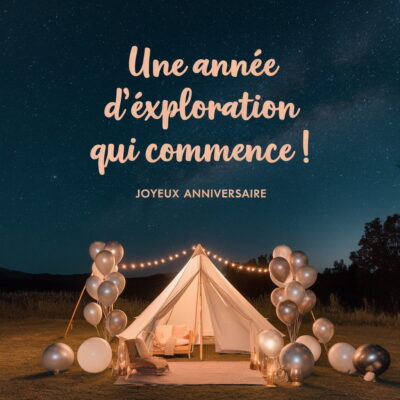 Tente glamping beige illuminée sous ciel étoilé avec ballons dorés et guirlandes lumineuses.