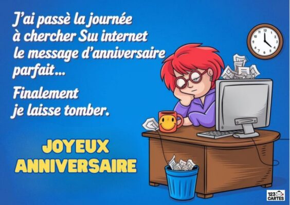 Carte d'anniversaire humoristique montrant une personne aux cheveux roux et lunettes assise devant un ordinateur avec une tasse smiley, entourée de papiers froissés et d'une horloge murale.