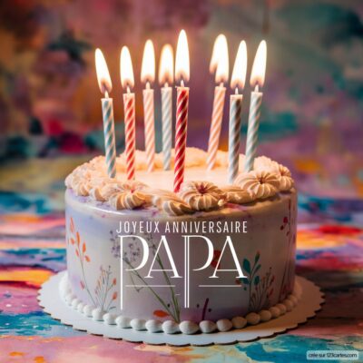 Gâteau d'anniversaire avec bougies allumées, décoré de fleurs, et inscription « Joyeux anniversaire Papa » au centre.
