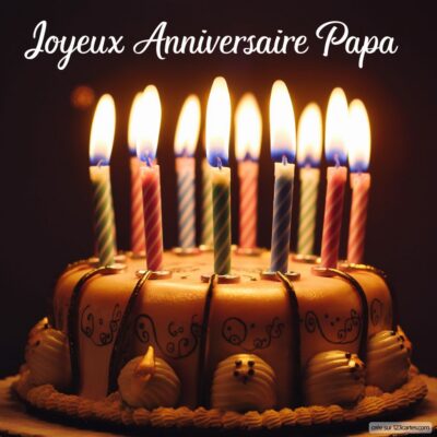 Gâteau d'anniversaire avec bougies allumées, décoré de crème et de motifs, souhaitant un joyeux anniversaire à papa.