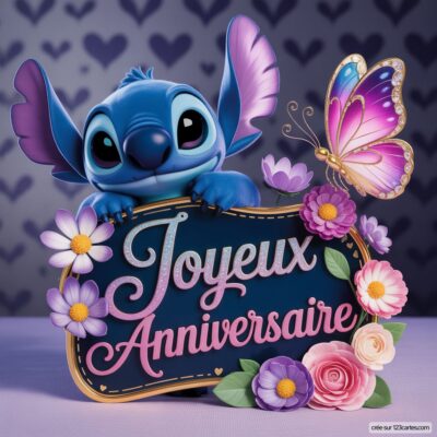 Image d'une carte d'anniversaire sur fond violet, avec Stitch tenant une ardoise décorée de fleurs. Texte : Joyeux Anniversaire.