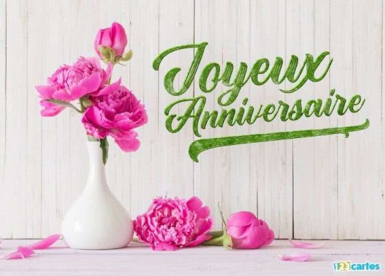 Vase blanc avec pivoines roses sur fond en bois, texte Joyeux Anniversaire en vert.