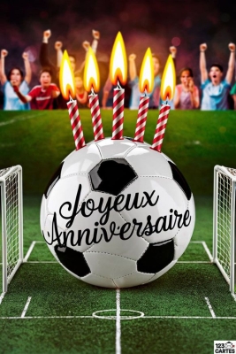 Ballon de foot avec bougies Joyeux Anniversaire sur terrain, public en joie. Carte idéale pour fans de football.