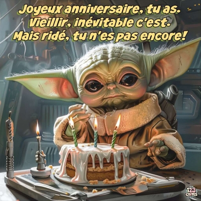 Yoda personnage vert aux grandes oreilles tenant une lumière devant un gâteau d’anniversaire à trois bougies dans un décor futuriste.