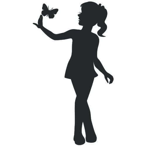 Silhouette d'une petite fille avec une coiffure en queue de cheval, se tenant debout et levant la main droite pour toucher un papillon qui vole devant elle.
