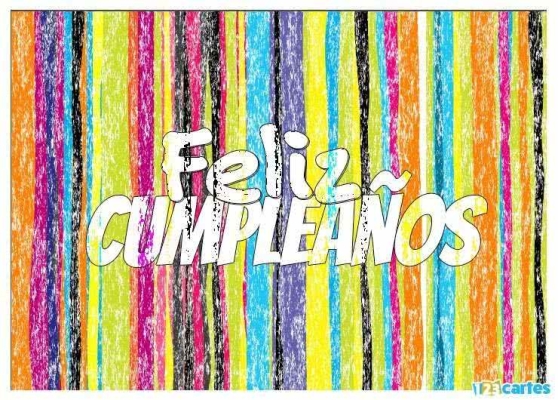 Texte en espagnol Feliz Cumpleaños en blanc sur fond de rayures multicolores verticales. Carte d'anniversaire colorée.