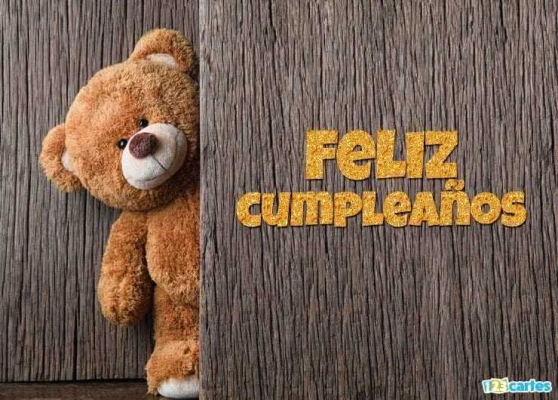Ours en peluche mignon se cachant derrière une porte en bois, accompagnant un message d'anniversaire en lettres dorées.