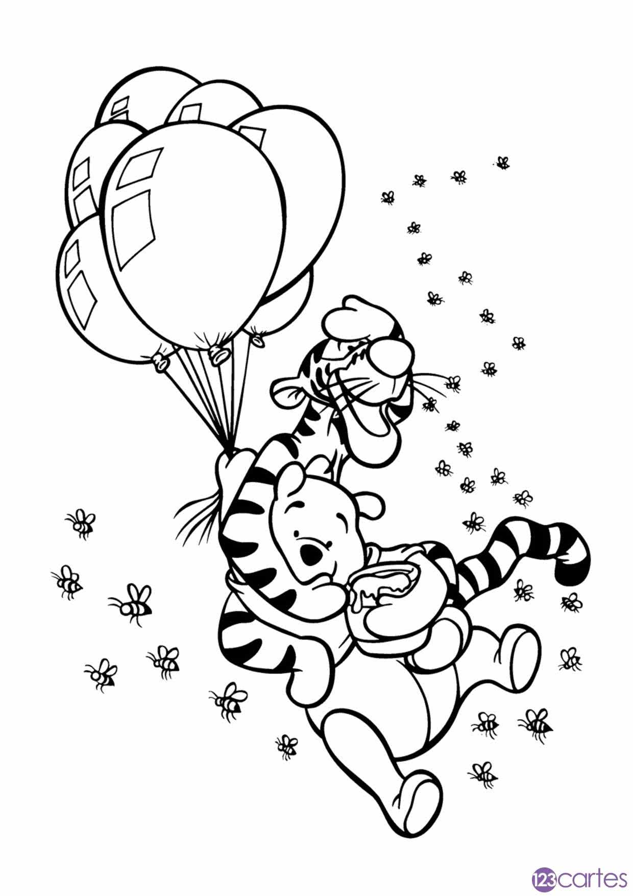 Tigrou et Winnie l'ourson flottent dans les airs à l'aide de ballons