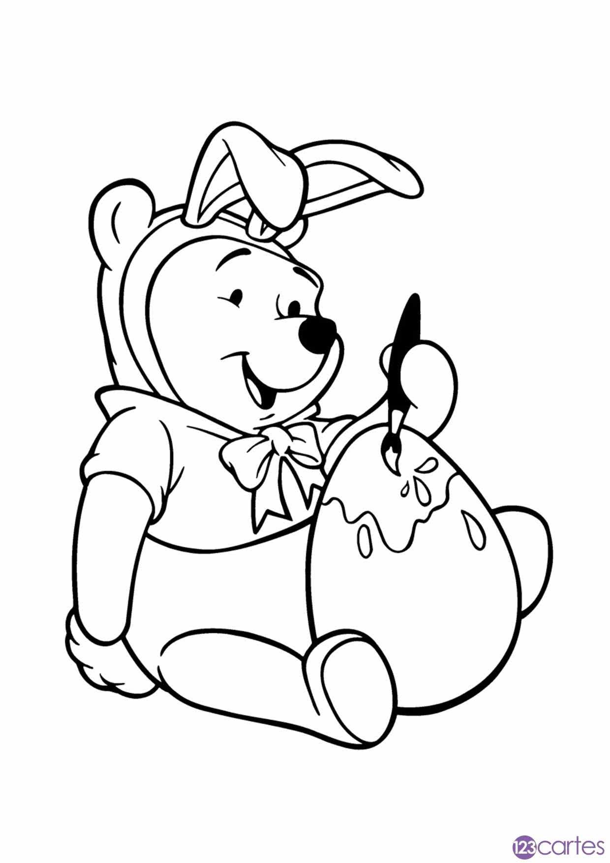 Winnie l'ourson dessine sur un oeuf de pâques