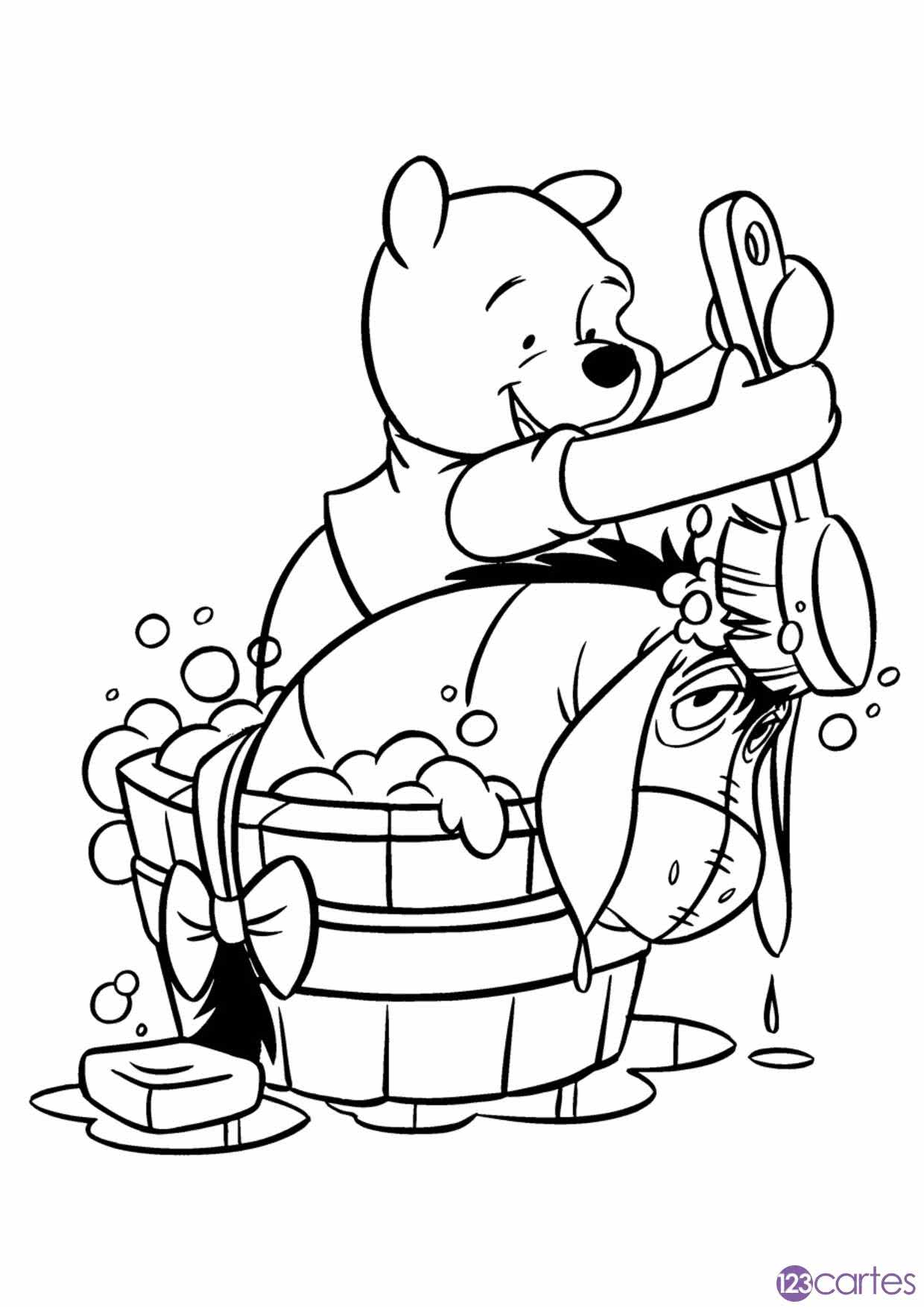 Winnie l'ourson fait prendre un bain à Bourriquet